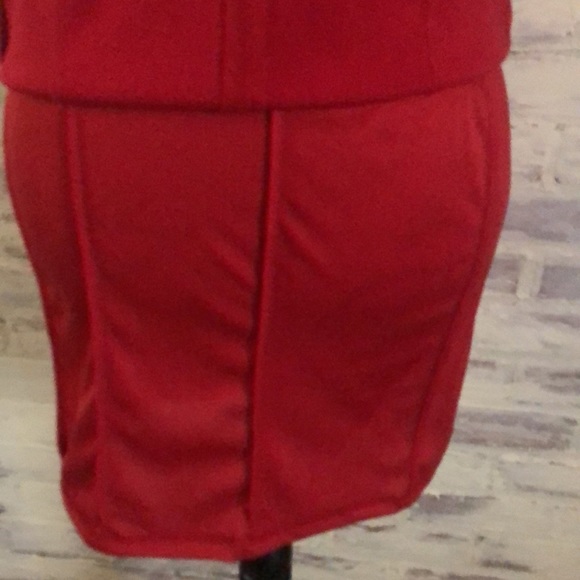 MONTEAU RED COCKTAIL DRESS Size Medium. Dress has 3 slits just below neckline. - Picture 5 of 7